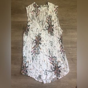 V-neck sleeveless blouse